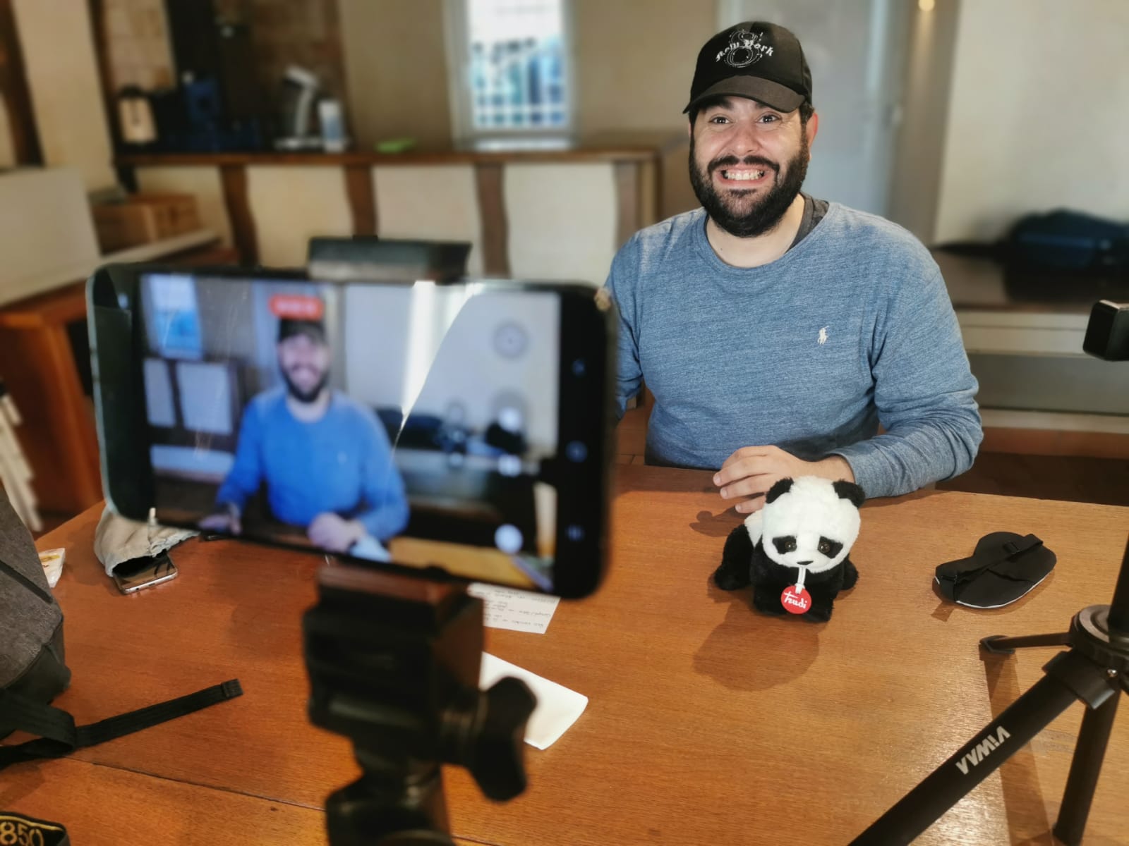 Bekir devant la caméra lors d’une séance de travail